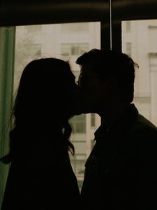 Превью обои пара, поцелуй, силуэты, окно