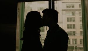 Превью обои пара, поцелуй, силуэты, окно