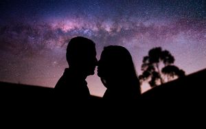 Превью обои пара, поцелуй, звездное небо, любовь, нежность, романтика