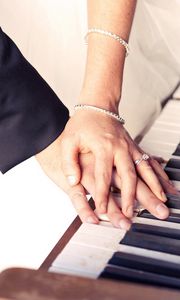 Превью обои пара, руки, украшения, свадьба, пианино, клавиши
