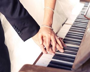 Превью обои пара, руки, украшения, свадьба, пианино, клавиши