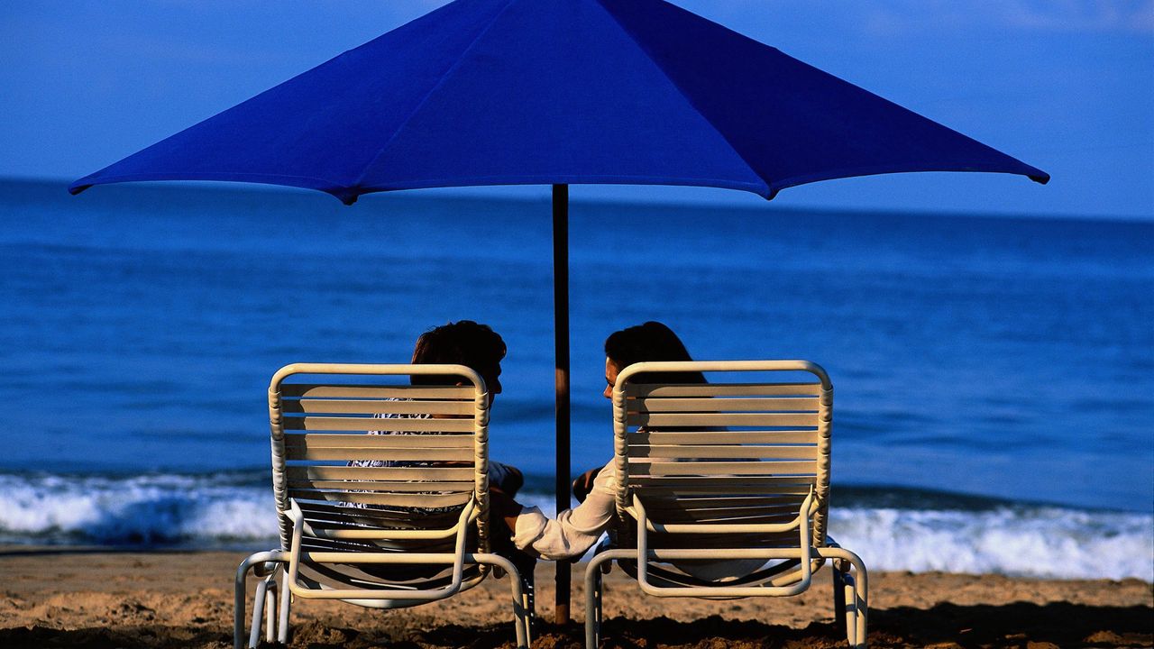 Обои пара, шезлонги, лежать, девушка, парень, зонт, пляж, море