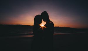 Превью обои пара, силуэты, любовь, море, закат, горизонт