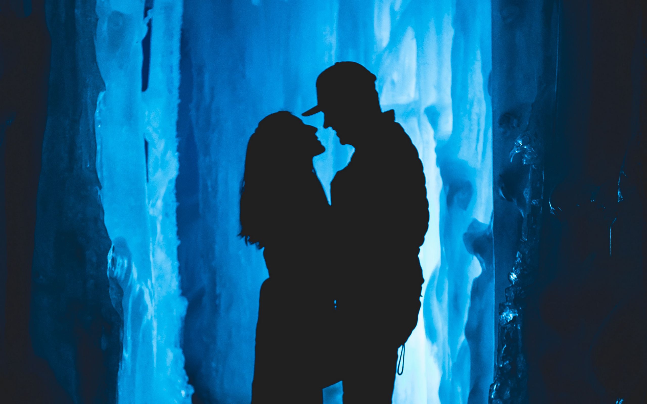 В объятиях ночи. Девушка и мужчина в пещере. Пещера любви. Cave Love Wallpapers HD. Обои для пары Тимур и Ульяна.