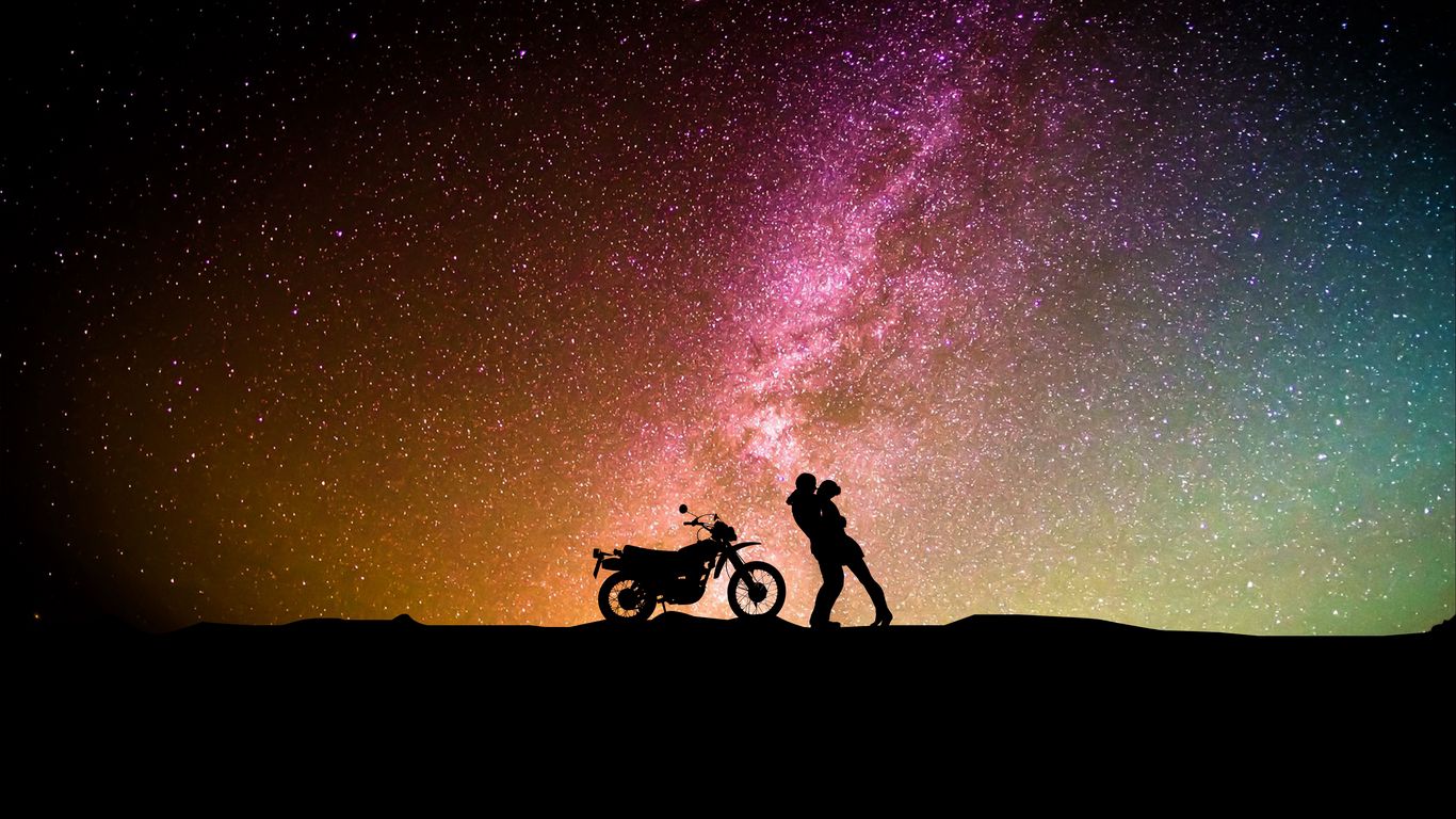 1366x768 Обои пара, силуэты, объятия, звездное небо, любовь, мотоцикл