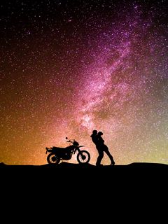 240x320 Обои пара, силуэты, объятия, звездное небо, любовь, мотоцикл