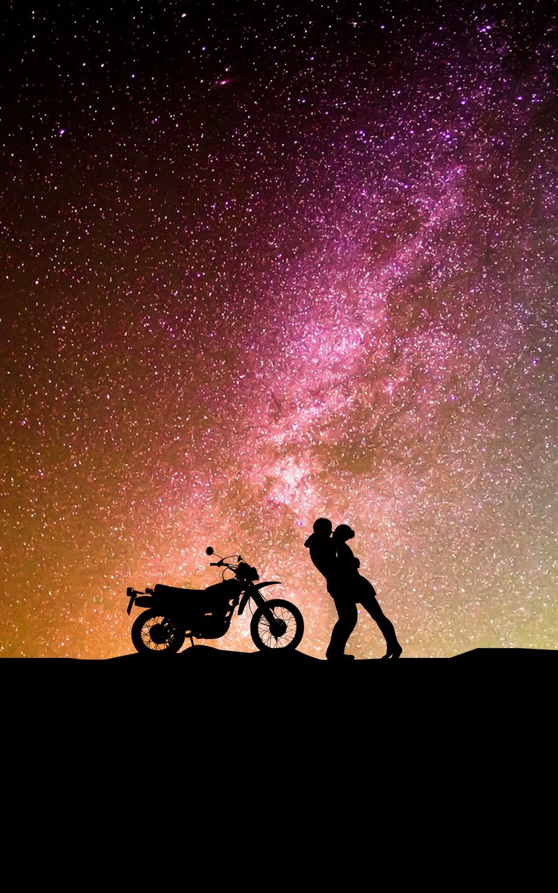 800x1280 Обои пара, силуэты, объятия, звездное небо, любовь, мотоцикл