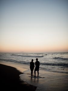 Превью обои пара, силуэты, побережье, море, сумерки, темный