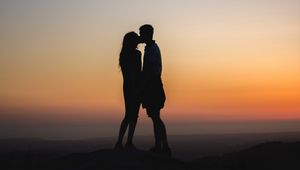 Превью обои пара, силуэты, поцелуй, любовь