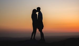 Превью обои пара, силуэты, поцелуй, любовь