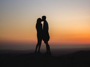 Превью обои пара, силуэты, поцелуй, любовь