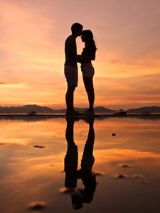Превью обои пара, силуэты, поцелуй, любовь, побережье, сумерки, темный