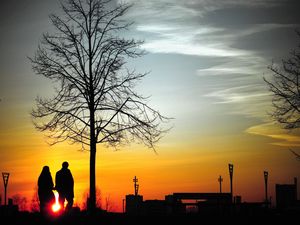 Превью обои пара, силуэты, закат, прогулка, дерево