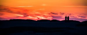 Превью обои пара, силуэты, закат, темный