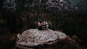 Превью обои пара, скалы, горы, вершина, любовь