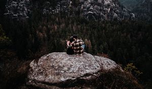 Превью обои пара, скалы, горы, вершина, любовь