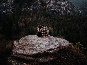 Превью обои пара, скалы, горы, вершина, любовь
