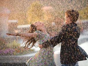 Превью обои пара, танец, счастье, дождь, мокрые, любовь