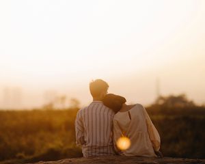 Превью обои пара, закат, нежность, любовь, солнечный свет