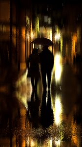 Превью обои пара, зонт, дождь, силуэты, прогулка, романтика