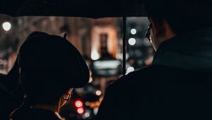 Превью обои пара, зонтик, любовь, дождь, темный
