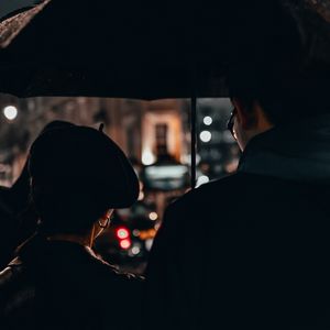 Превью обои пара, зонтик, любовь, дождь, темный