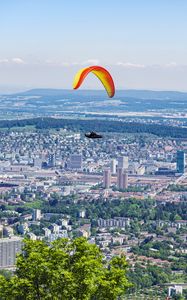 Превью обои параплан, город, здания, полет, деревья