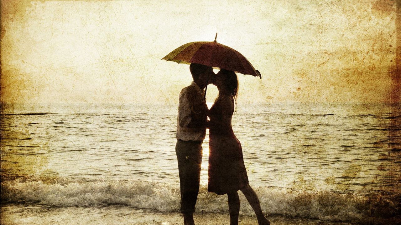 Обои парень, девушка, дождь, море, прибой, любовь, силуэты, романтика