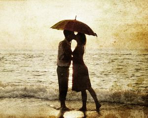 Превью обои парень, девушка, дождь, море, прибой, любовь, силуэты, романтика