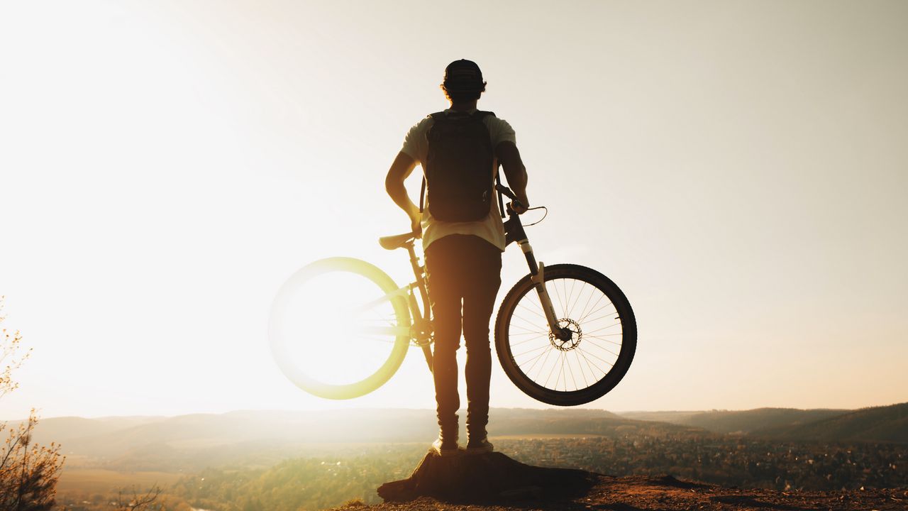 Обои парень, велосипед, солнце, горы, активный отдых