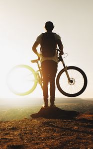 Превью обои парень, велосипед, солнце, горы, активный отдых