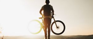 Превью обои парень, велосипед, солнце, горы, активный отдых