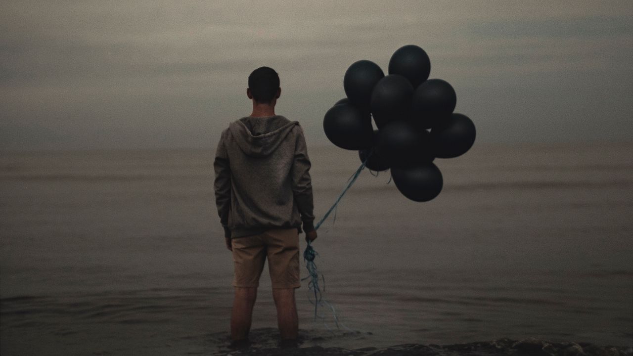 Обои парень, воздушные шары, море, одиночество