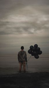 Превью обои парень, воздушные шары, море, одиночество