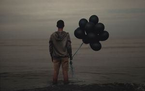 Превью обои парень, воздушные шары, море, одиночество