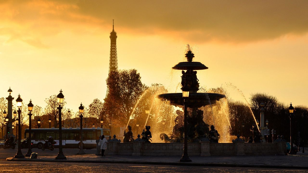 Обои париж, франция, фонтан, фонари, струи, вода, капли, брызги, эйфелева башня, небо, закат