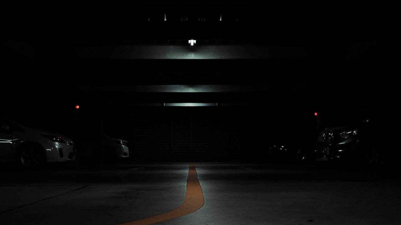 Обои парковка, машины, лампы, свечение, темный