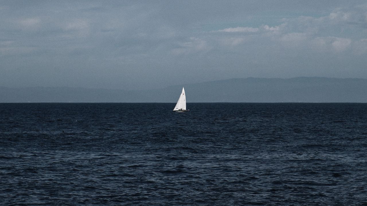 Обои парусник, лодка, море, вода, одиночество