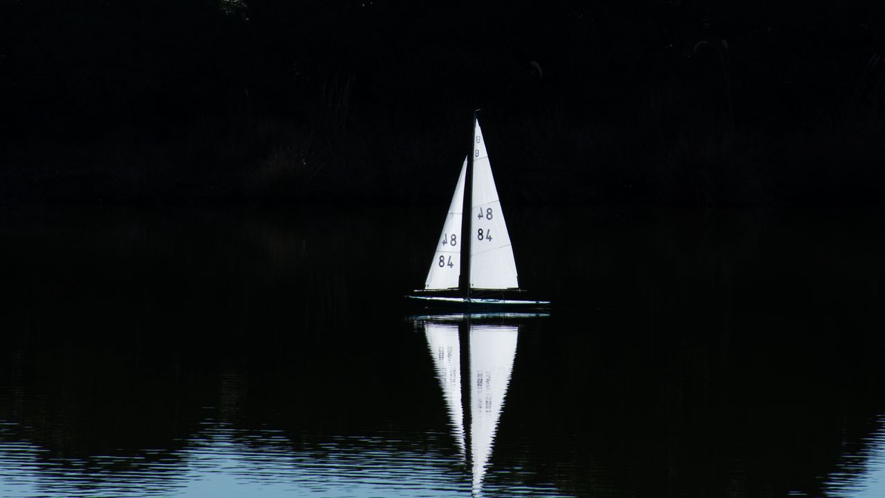 Обои парусник, лодка, озеро, вода, отражение, пейзаж
