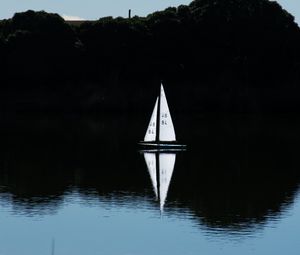 Превью обои парусник, лодка, озеро, вода, отражение, пейзаж