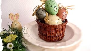 Превью обои пасха, праздник, корзинка, яйца, заяц, игрушка, цветы, зелень, тарелки