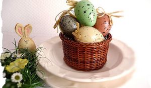 Превью обои пасха, праздник, корзинка, яйца, заяц, игрушка, цветы, зелень, тарелки