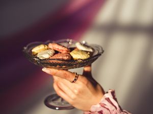 Превью обои печенье, десерт, ваза, рука