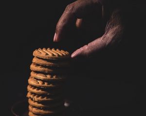 Превью обои печенье, стопка, десерт, рука, темный