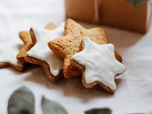 Превью обои печенье, звезды, ветка, коробка, блики
