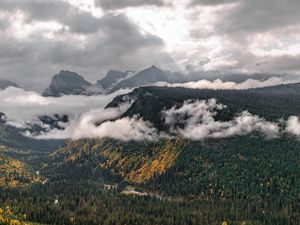 Превью обои пейзаж, горы, лес, деревья, облака, природа