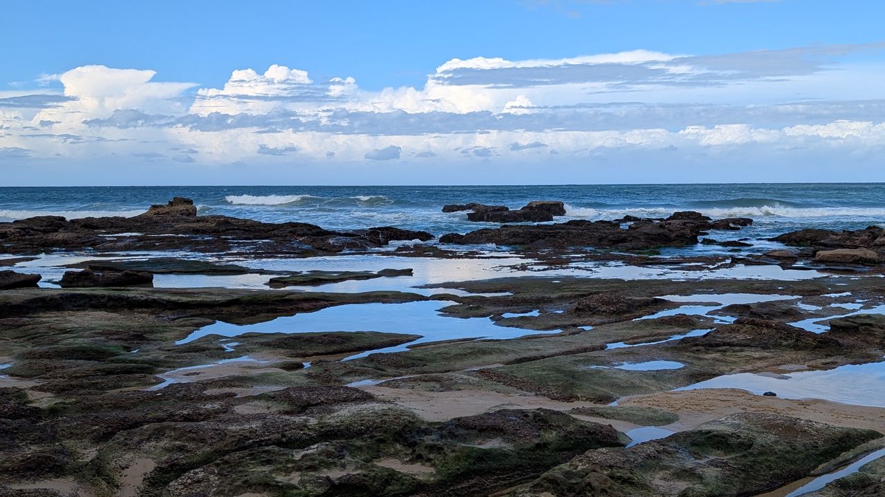 Обои пейзаж, море, камни, берег