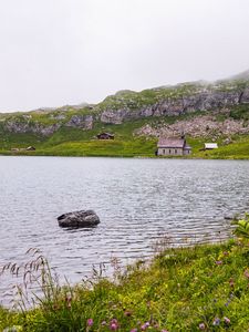 Превью обои пейзаж, озеро, дома, камень, берег, трава