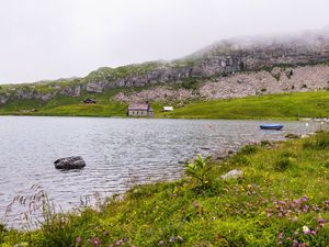 Превью обои пейзаж, озеро, дома, камень, берег, трава