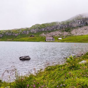 Превью обои пейзаж, озеро, дома, камень, берег, трава